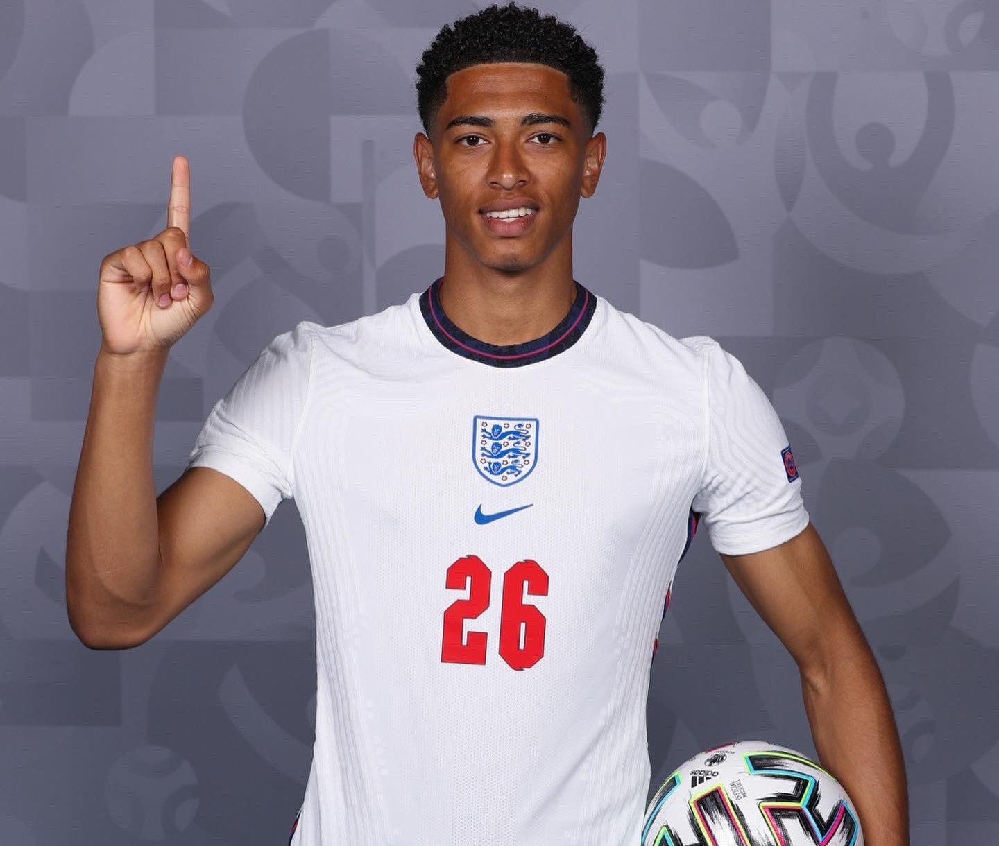 阿德莱德联官方：古德温在场边默默支持着队友们（阿德莱德联官宣：古德温场边观战，低调为队友打气）