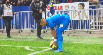 足球国足训练强度升级，体能教练参与指挥（国足训练强度加码，体能教练亲自指挥）