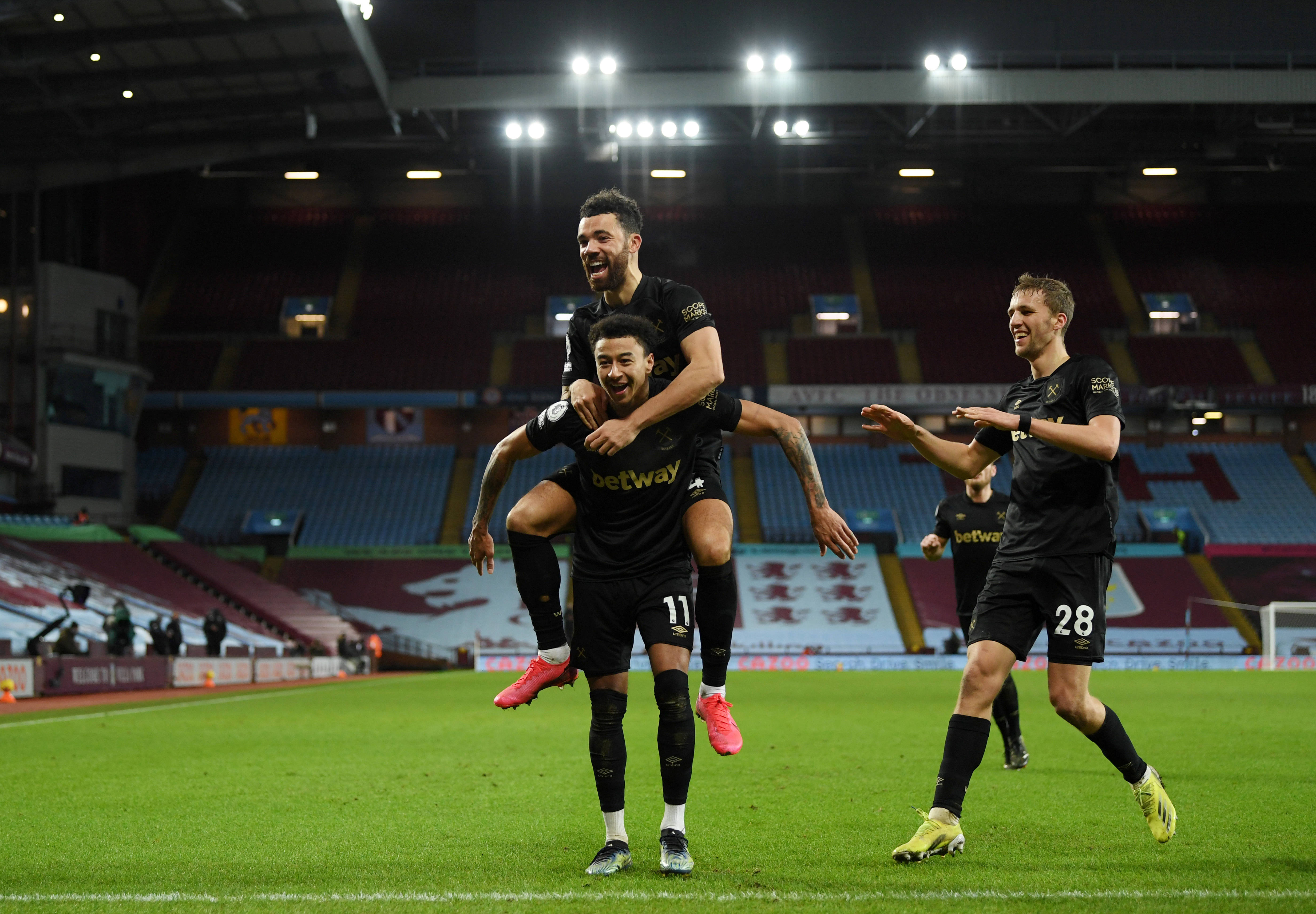 18岁210天，杨铭锐超越朱鹏宇成为英博最年轻的中超进球球员（18岁210天，杨铭锐打破朱鹏宇纪录，成英博队史最年轻中超进球者）