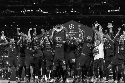 瑞典队体育总监：希望伊萨克尽快复出，在持续和利物浦沟通（瑞典队体育总监：盼伊萨克早日复出，正与利物浦保持沟通）