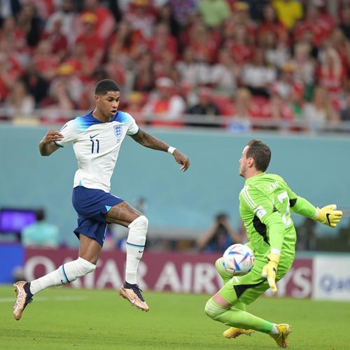 西甲前瞻：莱万特深陷降级区神锋缺席，皇社主帅下课成绩动荡（西甲前瞻：莱万特深陷保级泥潭锋线王牌缺阵，皇社换帅后战绩起伏）