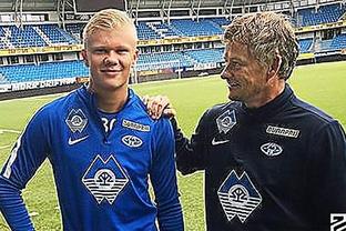 记者晒视频：钟义浩现场观看海牛比赛，海牛进球后他兴奋鼓掌