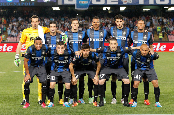 足球断球的最佳时机是什么？（足球比赛中，何时出脚抢断最恰当？）