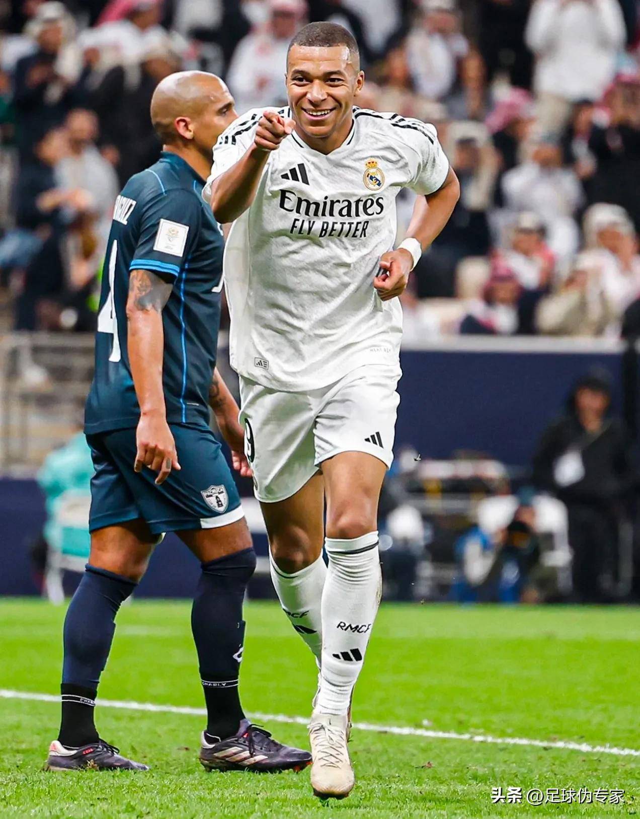 助罗马升至意甲榜首，斯维拉尔达成罗马生涯100场里程碑（斯维拉尔迎罗马第100战，助球队登顶意甲榜首）