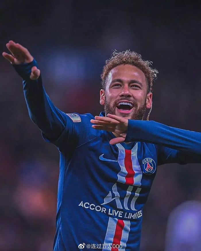 记者：穆斯卡特并不是被“气”走了，他是抽空去上了个厕所