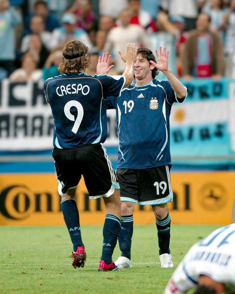 德国杯半场：屡次错失良机，荷尔斯泰因客场0-0汉堡（德国杯半场：荷尔斯泰因客场屡失良机，与汉堡0-0互交白卷）