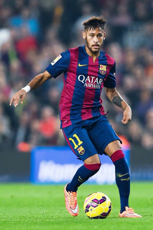 董路批评中国球迷不热爱足球，中国男足多次无缘世界杯，呼吁提升足球热情。（董路称国足球迷缺乏热情：男足屡失世界杯门票，呼吁激发足球热爱）