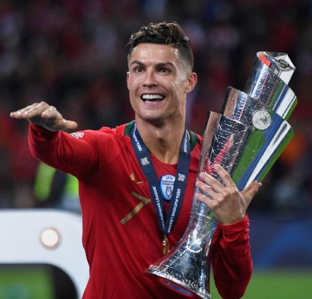 生猛！21岁小将替补梅开二度，后脚跟写意破门+戏耍裤袜