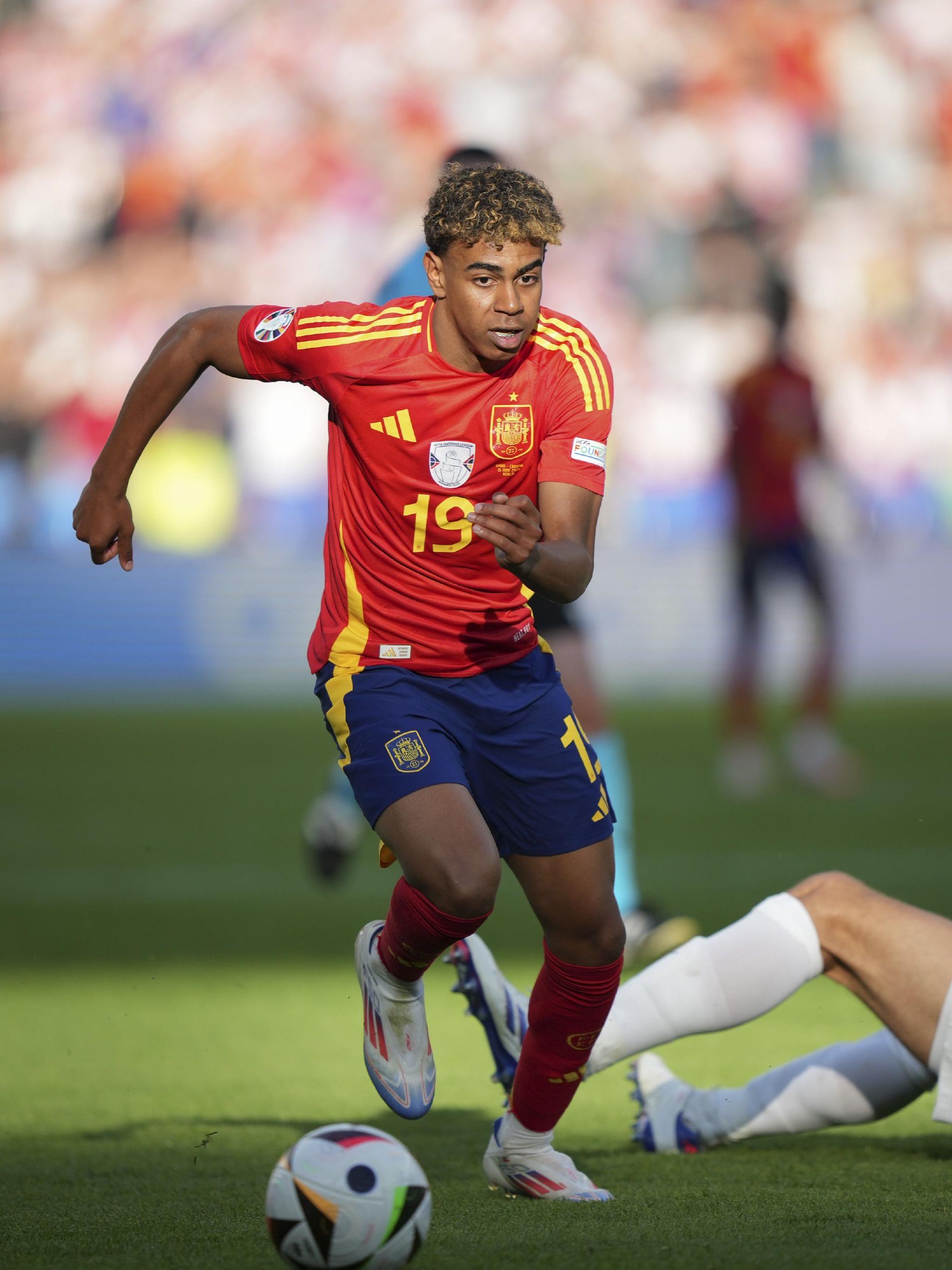 安东尼奥：发现拜合拉木时他还在踢中卫；我让球员远离外界评论（安东尼奥：初识拜合拉木时他踢中卫；我要求球员远离舆论杂音）